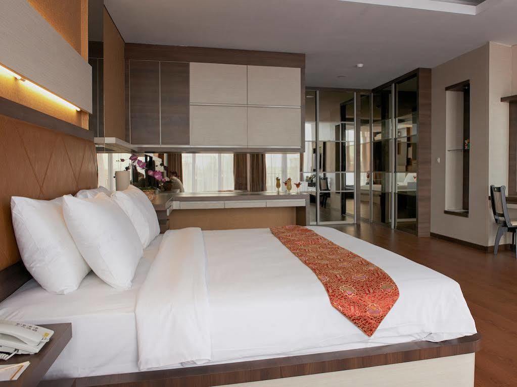 Winstar Hotel Pekanbaru Exterior foto